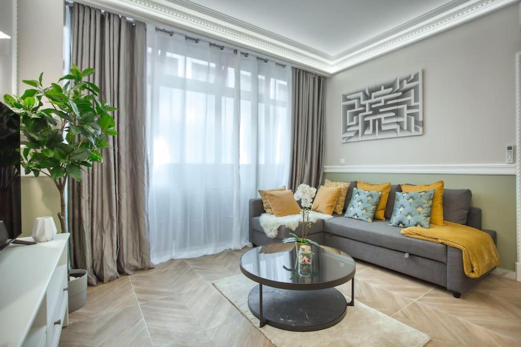 Charming Apart New 2 Bedrooms With Aircon ปารีส ภายนอก รูปภาพ