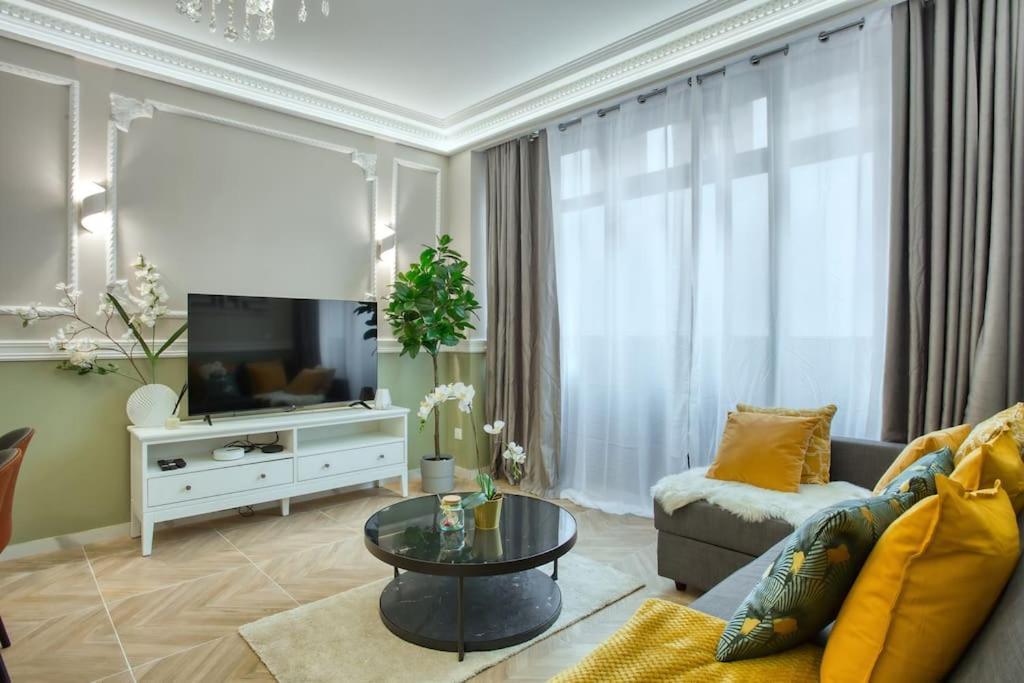 Charming Apart New 2 Bedrooms With Aircon ปารีส ภายนอก รูปภาพ